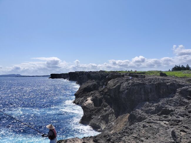 私は基本一人旅派なんですが、年に1、2度カミさんの御機嫌伺を兼ねて夫婦で旅をします。<br />そんな時は、いつもの貧乏ひとり旅と違ってホテルも厳選して非日常を味わえる豪華なホテルをチョイスし美味しいものを食べる。<br />そんな旅をするように心掛けています。<br />2019年の夏に夫婦で出かけたマレーシア以来、長引いたコロナ禍もあって海外に行けずに夫婦の旅はもっぱら沖縄か北海道の日本の北と南に偏っていました。<br />今回もあまり深く考えることなく行先を沖縄に決定。<br />ここ数年どこかにマイルでの利用が圧倒的に多くて希望通りの行き先決定ができない旅が多かったのですが、今回は全国旅行支援を利用して、更にJALのセールと初めてJALのダイナミックパッケージ使ってホテルとエアチケット、レンタカー、観光をお得にセットで予約しました。<br />ホテルはトリップアドバイサーで沖縄で一番人気のホテル日航アリビラとガンガラーの谷と沖縄ワールドの入園券とレンタカーをセットで、2人で95400円。<br />一人当たりの単価は47700円、これに全国旅行支援のクーポンが1人3000円ずつ付いたため、超お得な旅になりました。<br />雨男の私が梅雨入りしたばかりの沖縄ですから、当然雨にたたられるものと思っていましたが、日頃の行いが良かったのか3日間とも晴天に恵まれ初夏の沖縄を満喫できました。<br />実は沖縄、今回で12回目でしたが滞在期間中こんなに天気が良かったのは初めて。<br />まさに奇跡でした。<br />2日目は宿泊した読谷のホテル日航アリビラを拠点にして沖縄中部の絶景スポット巡りとホテル周辺のビーチを散策しました。