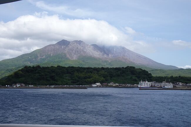 JALのマイル期限が5月31日になってまして・・・<br /><br />4トラの訪問都道府県地図・・気にも留めてなかったのですが、気にしてみると・・気になるものですね・・<br />これって、事後報告はないんですね・・ここで旅行記始めてからの塗りつぶしなんですよね~<br /><br />何となく、塗りつぶしたい意識が出てくるから不思議・・<br />空白のとこ眺めて・・鹿児島に行こう!ってなりまして・・<br /><br />きびなご、さつま揚げ、シロクマ、黒豚、鰻、芋焼酎、美味しそうな鹿児島<br /><br />鹿児島は、今まで指宿の温泉と、知覧の城下町と特攻平和会館以外行ったことがないので<br />今回は鹿児島市周辺をひとり旅してみる事にしました。<br />車がなくても、CUTEキュート2日券1800円を使いシティビューや市電、バス使って一通り観光することができ、美味しいものに沢山出合いました。<br /><br />北の方ばかりに目が向いてましたが、梅雨入り直前の鹿児島の旅面白かったですっ。美味しかった、鹿児島!!<br />いつもは買わないお土産、沢山買いたくなる街でした。<br />JR九州ホテル鹿児島泊<br /><br />1日目・・鹿児島空港から市内へ<br /> シティビューバスで観光地を一廻りしてみる <br />2日目・・CUTEキュート2日券購入して市内、桜島へ渡ってみる<br />3日目・・CUTEを使って仙巌園・天文館など廻り帰路