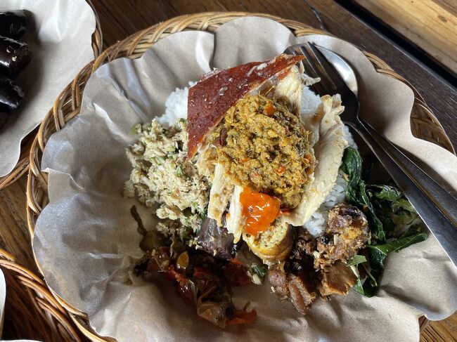 おしゃなバビグリン屋さん「Warung Babi Guling Pande Egi」<br />ライステラスの景色を楽しみながら食事が楽しめると、とても人気でお昼時は席が空くのを待たないといけません。<br />辛さもマイルドで、美味しいのはもちろん、リーズナブルです!<br />家族連れや、デートのカップルなど、たくさんの人で大変賑わってました。<br /><br />マッシモのジェラートや、ケーキなど、デザートメニューも充実してるのが嬉しい😊<br /><br />ウブドから東へ車で約30分。ギャニャールにあります。<br />家から近いので、また行きたいです!<br /><br />Warung Babi Guling Pande Egi<br />0878-8332-8808<br />https://maps.app.goo.gl/it8umq4iLeH7WpuF8?g_st=ic<br />