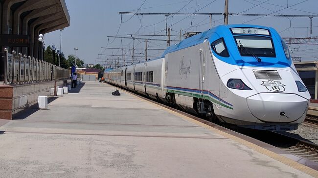 ウズベキスタンのタシュケントからサマルカンドまで高速鉄道に乗りました。チケットはウズベキスタン鉄道のホームページで購入。タシュケントーサマルカンドまで140,000スム約1,700円Business車両です。この上がvip 所用時間は2:08 約300km。速度は150km/h位で走ります。サマルカンドまでノンストップです。複線で最初は右側を走っていたのですが、なぜか途中から左側を走っていた。<br />前後に機関車が付くプッシュプル運転です。