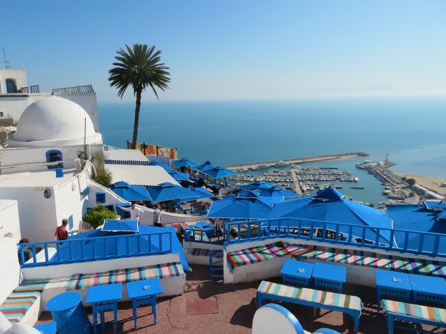 チュニジア6日目。<br />ケロアンから午後シディ・ブ・サイドへ。<br />チュニジアンブルーの本拠地です(^^)<br />景観保護のはしりの街。<br />海を見下ろすレストランで昼食を食べ、有名なカフェでミントティを飲む。<br />冷たいのがいいわ～と思いながら、暑い日にも合うのよね。飲んですぐに散策に出かけます。<br />観光客がいない坂道を登り上の方まで足を延ばし写真ばかり撮っていました。<br />そのため、お店も殆ど覗いていません。この時点であと一つ扉のマグネットが欲しかったのですが。<br /><br />暑すぎる天気にいっぱい歩いて自分なりのシディ・ブ・サイドを満喫してきました。<br />宿泊はチュニス。旅も後半です。<br />白と青ばかりでまた枚数が多いですが、よろしければお付き合いくださいませ。
