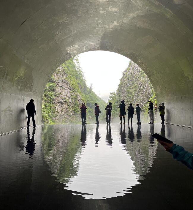 ここは新潟県お勧めの観光スポット。アートなトンネルとしてインスタ映えする写真が撮れるスポットです。<br />1992年（平成4年）に歩道トンネル建設工事が着工、1996年に清津峡渓谷トンネルが開坑しました。<br />2018年に「大地の芸術祭　越後妻有アートトリエンナーレ」でアート「Tunnel of Light」として改修されました。<br /><br />公式サイト　　https://nakasato-kiyotsu.com/<br /><br />宿泊は南魚沼市の舞子高原ホテルです。小高い場所にあり、アウトドアが楽しめるホテルでした。<br /><br />前の旅行記<br />https://4travel.jp/travelogue/11832073
