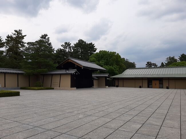 京都御所は<br />同志社大学のお隣なので<br />歩いて御所へ<br />御所内にある迎賓館の参観は<br />予約制になっています