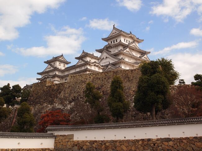 西国巡礼の旅、二日目の午前中はゆっくりと時間を取って姫路城を歩いて回ります。<br />小さいころから写真やテレビで見ていた姫路城、やっと訪れることができました。