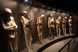 【メキシコ】自然にミイラ化した約200体のミイラが展示されているミイラ博物館