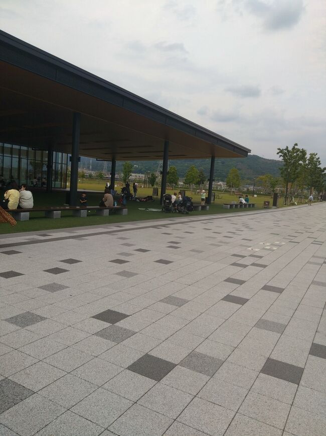 高槻市は大阪府北部に位置しており、昔くから交通の要所として栄え、近年は自然豊かな住みやすい街としても注目を集めている都市です。また、阪急電鉄やJR西日本の路線が通っているので大阪市内や京都市内へのアクセスも良好となっています。<br /> 高槻の地名の由来は神武東征の時に道臣命と可美真手命の軍隊が長髄彦一族の征伐に成功し、天皇から土地を褒美に貰った。軍の旗印が月の形をしていたことから、その土地を「高月」と呼ぶようになったのと安満庄にあった天月弓杜が「高月読杜」と呼ばれたことから、一帯を「高月」と呼ぶようになったのと高くなった所を表す「タカ」と「ツキ」を重ねた地名で、地形に由来するという2つの説があります。<br /> 最後になりますが、私の旅行記を見て高槻市に行きたいと思ったきっかけ及び高槻市に旅行に行く時の参考となれば幸いです。高槻市の旅行が皆様にとって忘れられない思い出になります事を心よりお祈り申し上げます。<br />参考資料<br />・HOKUSETSU MAGAZINE<br />・語源由来辞典<br />・たかつきナビ<br />・生活ガイド<br />