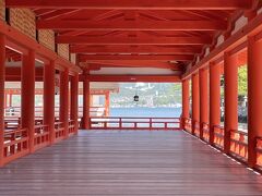 安芸の宮島　海上に佇む厳島神社と霊峰弥山