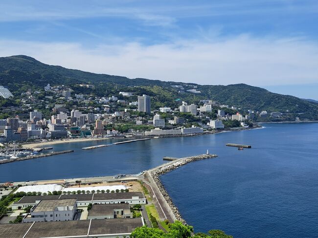 前日、体調不良により行くのをやめようと思った熱海旅行。<br />丸1日寝ておきたら、急に回復。<br />眼の方が、相変わらずスリガラスで見るような感じだけど、朝起きても体調はいつも通り。<br />ちょっと朝風呂に入ったら、神頼みに来宮神社へ行きましょう。