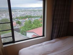 今日のお宿は旭川市街を見下す丘の上。眺めの良い，ゆったりとしたホテルです。