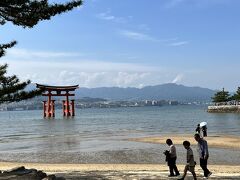 会議の合間に平和公園・厳島