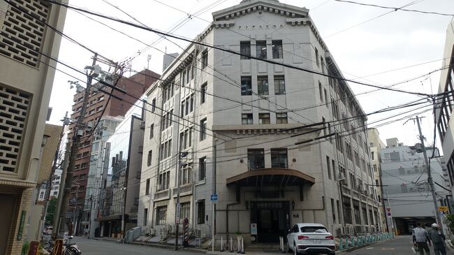 　大阪のレトロ建築探訪の第４弾、後半は京橋から大川に沿って淀屋橋まで歩いた。<br />　京都伏見と出た三十石舟は淀川から大川に入り、京橋に近い八軒家浜が終点だった。大川沿いの道からは「水都大阪」にふさわしい風景が広がり、造幣局を始め歴史的建物や記念碑が残っていた。過去に撮影した大阪城内のレトロ建築も併せて載せた。<br /><br />********************************************<br />　大正時代から昭和初期にかけて、大阪が「大大阪」と呼ばれた時期があった。人口、面積、工業出荷額において東京市を凌ぎ世界有数の大都市に躍進、特に繊維産業の集積から「東洋のマンチェスター」と呼ばれた。活況を呈した当時の面影を、現存する建物等から探るのがこのシリーズの目的である。<br />　万歩計は現役時代に１０年以上を淀屋橋の本社に勤務したが、これらを見て歩くことはなかった。今回の建物探訪を通して「進取」「商売に使うお金と世の中に使うお金は別物」、という大阪商人の考えが読み取れた。<br /><br />　探訪に際しては事前にネット情報を調べ、当日はGoogleMapを片手に歩き回った。大部分の建物は非公開のため外観の写真が主になった。一方で既に撤去されその跡がマンションや駐車場になっていた場所も多く、文化財として保護しない限りこれ他の建物は早晩消える運命にある。<br /><br />　参考にした主なネット情報は以下の通り。<br />・歴史散歩　大阪市内で今なお残る歴史的建造物<br />　　https://tabicoffret.com/article/78221/<br />・大阪市中心部の近代建築・生きた建築MAP<br />　　https://archirecords.com/blog-entry-210.html<br />・大阪レトロ　プロットマップ<br />　　現在ネットから削除されている？<br />