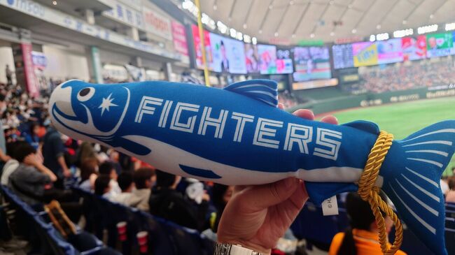 今年もセ・パ交流戦の季節になりました。<br />というわけで、東京ドームで行われた読売ジャイアンツ対北海道日本ハムファイターズの試合に行ってきました。<br />私はファイターズグッズのしゃけまるを購入して応援！<br />選手のプレーや、ファンの応援歌などなど…盛り上がりました！<br />やっぱり野球観戦は楽しい！<br /><br />土日２日間観戦し、土曜の夜は東京ドームホテルに宿泊しました。<br />２日間、野球以外にも東京ドームの球場グルメも満喫しました。<br /><br />この旅行記には、試合の詳細内容や選手の写真などはあまりありません。<br />備忘録的な内容ですが、東京ドーム野球観戦行く方の参考になるかも？