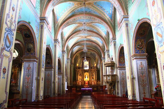 キトはかつてのインカ帝国第二の都。建物の土台にはインカの緻密な石組みが残っています。スペイン植民地時代に多くの教会が建てられ、キト旧市街は世界遺産第一号(1978年)の12件のうちのひとつとして登録されています。<br />街で流れてくるのはラテン音楽がさすがに多く、時代を遡ったような錯覚がありました。<br /><br />【移動】(今回分の移動は無し)<br />3/28 バルセロナ1345 ⇒ ボゴタ1745 アビアンカ航空AV19 ANA特典航空券<br />3/29 ボゴタ空港 ⇔ Portal El Dorado シャトルバス<br />3/29 ボゴタ1515 ⇒ キト1655 アビアンカ航空AV8373 ANA特典航空券<br />3/30 キト空港 ⇒ Simon Bolivar Y Juan Bautista Aguirre バス 2.5ドル<br />4/2 サントドミンゴ広場0951 ⇒ キトゥンベBT1028 C4バス 0.35ドル<br />4/2 キト1100 ⇒ テナ1620 PELILEOバス 8ドル<br />4/3 テナ ⇔ ミサワジ バス 0.9ドルx2<br />4/4 テナ0630 ⇒ クエンカ1820 CENTINELAバス 20.9ドル<br />4/6 クエンカ2100 ⇒ チクラーヨ1030+1 Semeria国際バス 35ドル<br /><br />【宿泊】<br />3/30-4/1 Hostel Yumbo Imperial ダブル 4.99ドル,4.87ドル×2<br /><br />1米ドル≒133円