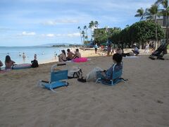 シニアの久々のハワイ７日間　３日目　午前中は日陰のビーチでのんびり　アザラシが寝てたよ