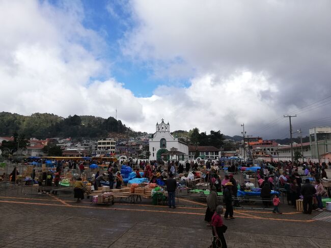 【メキシコ】先住民族村サンファンチャムラと撮影禁止の呪術教会