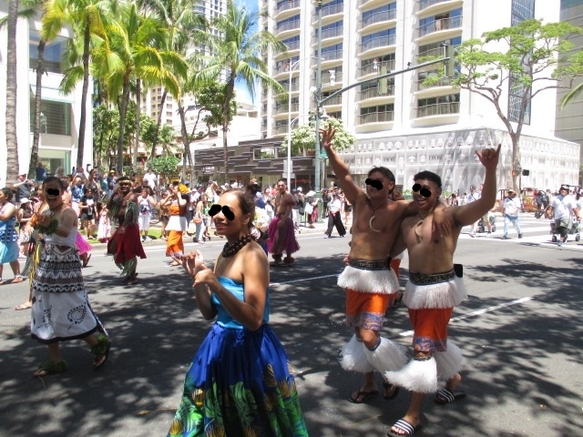 シニアの久々のハワイ７日間　５日目　キングカメハメハの大パレード見物　宿替えして「DUKE's」で昼食　プールとビーチでプカプカ