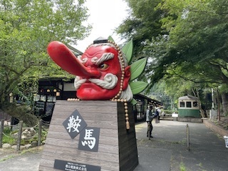 薄曇りの6月。<br />京都鞍馬に行って参りました。<br />京都駅の喧騒が嘘のような<br />人も少なく、大好きなスポットです。<br />天狗と出逢う?神秘的な空間です。<br />今回は、できるだけ人混みを避けて<br />下鴨神社、京都御所と歩く旅です。