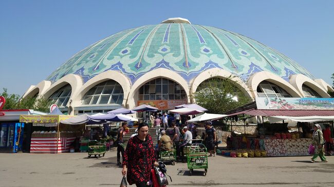 　ウズベキスタンに来て二日目タシケントの街を歩きました。<br />　旧市街を歩くのは楽しいです。古い街並みは道路に面しているところは壁になっていて大きな扉を開いて中に入ると中庭があって中庭に向かって建物の窓があります。外敵から家を守るために100年以上前からこのような作りだそうです。なので、家の中から外の様子を伺い知ることはできません。内側は意外と立派な建物になっていて、広さも十分あるように見えました。ウズベキスタンの他の街もこのような家が多いです。googlmapで見ると一目瞭然です。