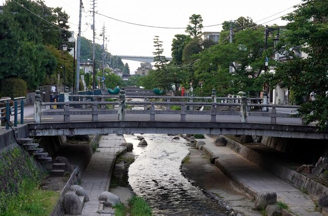 　古代からの勾玉の生産地、又神の湯として知られる玉造温泉に１泊。<br />天平５年に書かれた出雲風土記に登場する古い温泉、神の湯の守り神玉造湯神社を中心に街を散策しました。<br />　街は玉湯川を中心に両岸に湯宿がならび、その中央に宮橋、そして玉造湯神社となります。<br />鳥居の扁額は時の総理大臣若槻礼次郎の揮毫です。<br /><br />　　　　　表紙は街の中央を流れる玉湯川