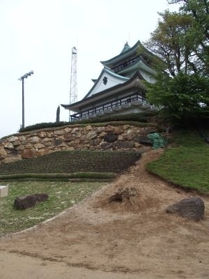 小牧山は広大な濃尾平野の真ん中にある小高くなった山で、古くから要衝として重要な場所でした。ここに織田信長は小牧山城を築き、清洲城から本拠地を移し、美濃攻略の足がかりとしました。ここの山頂からは四方を見渡すことができ、小牧山の重要性を実感できます。<br />今年は徳川家康が大河ドラマの主人公となり、その家康が小牧長久手の戦いで小牧山に陣を敷いたことから、この歴史館などの施設の整備が進み、観光スポットも注目されているように感じました。<br />小牧は名古屋から近いですし、行きやすく、それでいて戦国時代の歴史も感じられるいい町だと感じました。