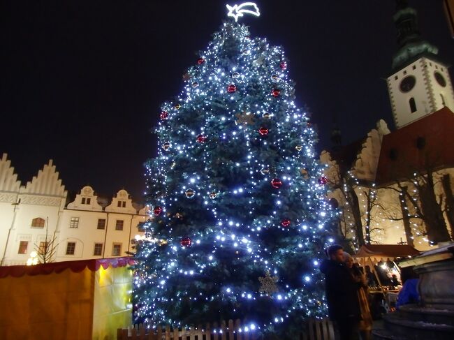 ターボルでの夜クリスマスマーケットの様子です。<br /><br />☆&#39;.･*.･:★&#39;.･*.･:☆&#39;.･*.･:★&#39;.･*.･:☆&#39;.･*.･:★&#39;.･*.･:☆&#39;.･*.･:★&#39;.･*.･:☆&#39;.･*.･:★<br /><br />【スケジュール】<br /><br />11月30日(水）関空発<br />12月1日（木）ドバイ→プラハ　　　　　　　（プラハ泊）<br />12月2日（金）プラハ→プルゼニュ　　　　　 (プルゼニュ泊)<br />12月3日（土）ヘプ訪問　　　　　　　　　 　(プルゼニュ泊)<br />12月4日（日）プルゼニュ観光　　　　 　　　(プルゼニュ泊)<br />12月5日（月）プルゼニュ→チェスキー・クルムロフ（チェスキー・クルムロフ泊）<br />12月6日（火）チェスキー・クルムロフ      （チェスキー・クルムロフ泊）<br />12月7日（水）チェスキー・クルムロフ→テルチ（テルチ泊）<br />12月8日（木）テルチ→ブルノ　　　　　　　　（ブルノ泊）<br />12月9日（金）オロモウツ訪問　　　　　　　　（ブルノ泊）<br />12月10日(土）ブルノ→ターボル　　　　　　　（ターボル泊）<br />12月11日(日）チェスケ・ブジェヨヴィッツェ　（ターボル泊）<br />12月12日(月）ターボル→プラハ　　　　　　　（プラハ泊）<br />12月13日(火）プラハ　　　　　　　　　　　　（プラハ泊）<br />12月14日(水）プラハ　　　　　　　　　　　　（プラハ泊）<br />12月15日(木）プラハから帰国便へ<br />12月16日(金）関空着<br /><br />行けただけでも＆無事帰国できただけでも感謝しないといけないことはよ～くわかりながら、贅沢言うと、ブルノとプラハでもう一泊、ターボル泊をチェスケ・ブジェヨヴィッツェ泊にしてターボル訪問した方がよかったかな？などあるのですが、無事帰国させていただけて感謝！感謝！！です。