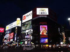 札幌の夜の街。外国人団体客でにぎやかでした。