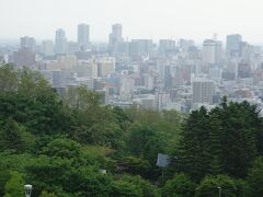 札幌を見下す丘へ行きましょう。旭山記念公園です。クルマならすぐ。