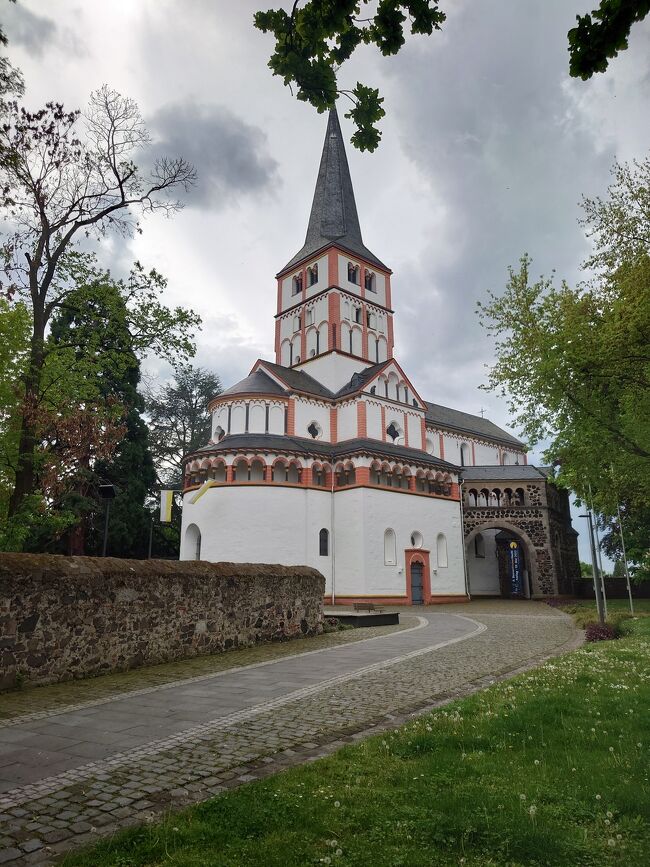 コロナ禍あけを待って4年ぶりとなるロマネスク紀行の復活はベルギーからスタートしました。今回も車でオランダ、ドイツ、フランスを巡りました。４日目の行程、四番目の訪問地はドイツのボン市内、シュヴァルツルハインドルフ地区にある二重教会(Doppelkirche Schwarzrheindorf)です。