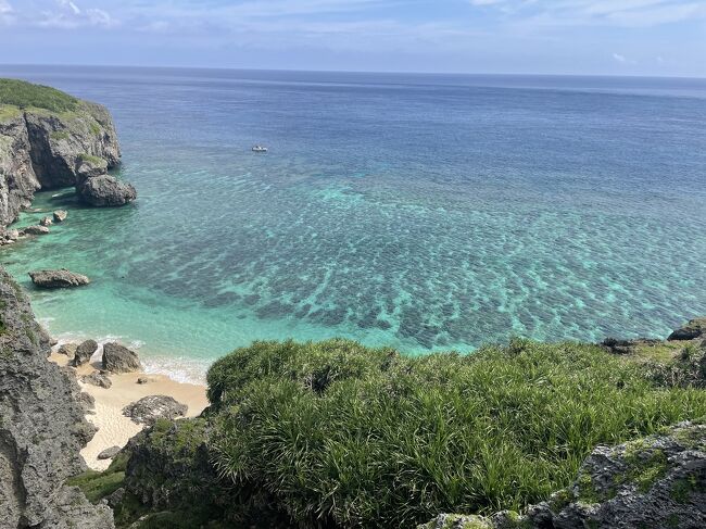 梅雨明けの与那国島2泊3日の一人旅<br />旅程や飛行機の欠航でこれまで来たかったけど縁がなく来れなかった与那国島。<br />日本最西端の島にやっと来たよー。<br />西表島にも負けない雄大な自然と絶景がありました。<br />3日間天気にも恵まれて最高の滞在だったよ<br />1日目関空→石垣空港→与那国　さきはら荘泊<br />2日目観光とシュノーケル　さきはら荘泊<br />3日目観光とシュノーケル　与那国→石垣空港→関空