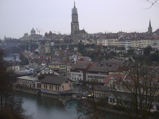 ２０１３年の年末に初めてスイスに行った時の旅行記です。６日間の日程でグリンデルワルト・ツェルマット・ルッツェルン・ベルン・チューリッヒを旅してきました。<br />☆５日目はチューリッヒからベルンの旧市街へショートトリップに行って街の散策をしました。<br /><br />