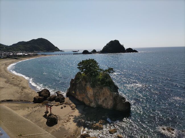 今回はさくらんぼの最盛期である山形を、義娘の両親と一緒に<br />二組の夫婦で賑やかに出かけました。<br />山形のうまいものを、全部食べてみようと思い<br />日本海側から入り、由良温泉で一泊しました。<br />何と、宿泊したホテルからあの加茂水族館が<br />すぐ近くでした。<br />加茂水族館にも立ち寄り、翌日は出羽三山神社に<br />参拝しました。<br />久しぶりに山居倉庫にも行ってみました。<br /><br />6月20日 上越新幹線で新潟へ<br /> 小島屋・ぽんしゅ館<br /> 羽越線 あつみ温泉駅から<br /> 由良温泉 ホテル八乙女宿泊<br /> 加茂水族館<br />6月21日 ホテル八乙女 チェックアウト<br /> 出羽三山神社 参拝<br /> 酒田 山居倉庫