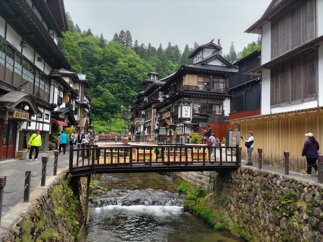 山形で　美味しいものをお腹いっぱい食べる旅です。<br />二泊目に宿泊した瀬見温泉は、山の中の温泉でしたが、<br />海の幸も含めて　沢山の郷土料理をいただきました。<br />憧れの銀山温泉も散策することが出来て、満足です。<br />寒河江　慈恩寺近くの、陣屋と言うお蕎麦屋さんでいただいた<br />山形蕎麦は　コシがあって、本当に美味しい田舎蕎麦でした。<br />また、その後　ちょうどさくらんぼの季節の<br />寒河江　道の駅「チェリーランド」に寄り、<br />新鮮なさくらんぼを手に入れることができました。<br /><br />6月21日　酒田　鈴政　昼食<br />　　　　　白糸の滝<br />　　　　　瀬見温泉　観松館<br />6月22日　銀山温泉　<br />　　　　　慈恩寺　陣屋　昼食<br />　　　　　寒河江道の駅　チェリーランド<br />　　　　　米沢駅　新幹線つばさ<br />　　　　　東京駅から帰宅