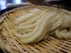 猿沢池近くのうどん店。外国人で賑わっていました。奈良はほんとうに外国人が多い。