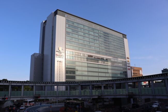 名古屋から帰省する友人から新横浜駅界隈で昼食でもと誘われたので、2023年3月18日に開業した東急新横浜線で新横浜へ行って来ました。新横浜駅は東海道新幹線に乗車する際利用していますが、改札を出るのは20~30年振りかな。<br />東急東横線・東急新横浜線で乗り換えなしであっという間に新横浜駅へ。新線開業で東横線はますます便利に。<br />また、新横浜はすっかり変わっていてびっくり。<br />ついでに新横浜で買い物をしてから帰宅。