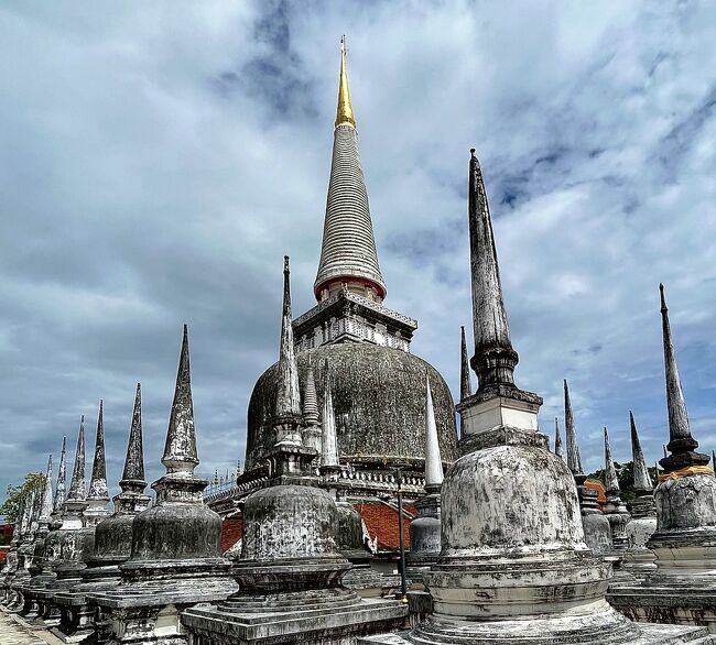 タイ南部のマレー半島地域にある古都チャイヤーやナコーン・シー・タマラートには、7 ~13世紀頃にスマトラ島やマレー半島を中心に海上交易で栄えたシュリーヴィジャヤ帝国 (Srivijaya empire) の時代に建立された寺院や遺跡が残っているので観に行って来ました。<br /><br /><br />この旅行記は、★の部分です。<br /><br />1日目 シンガポール→サムイ島<br />2日目 サムイ島→スラーターニー <br />3日目 チャイヤー観光 <br />4日目 スラーターニー →ナコーンシータマラート ★<br />5日目 ナコーンシータマラート観光 ★<br />6日目 ナコーンシータマラート→サムイ島<br />7日目 サムイ島→シンガポール<br /><br /><br />(為替レート:1バーツ=約¥4.2円)