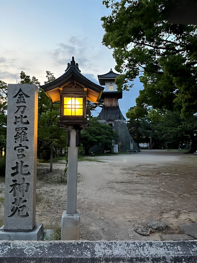 全国旅行支援が延長になったので、思い切ってぐるっと「広島→松山→金毘羅宮→倉敷」これで旅行資金が尽きた～！<br /><br />金毘羅宮は、香川県の琴平町の象頭山の中腹に鎮座し、古来より海の神様、五穀豊穣・大漁祈願・商売繁盛などの神様として全国津々浦々より、多くの人々の信仰あつめているお社、一度は誰しも訪れてみたいのでは。<br /><br />ご祭神は、日本神話に登城する大物主命（おおものぬし）、出雲大社の祭神でもあります。もう一人は崇徳天皇。創立は遥か昔、大化の改心以前にまでさかのぼるとされています。<br /><br />金毘羅宮の石段は本宮まで785段ありますが、石段はずっと上がりぱなしではなく、所々平坦な場所もあるので、ゆっくりマイペースであがれば無理なく上がれると思います。<br /><br /><br />-----旅の工程-----<br />ANA利用　行き：羽田→広島（5/24）<br />                  帰り：岡山→羽田（5/27）<br />レンタカーは（尾道から倉敷まで利用）本州で借りて、本州で返却するほうが乗捨て料金が安すいそうだ。<br /><br />①ドライブマイカーのロケ地→平和公園→<br />     尾道（千光寺）→しまなみ海道（耕三寺・未来心の<br />     丘、大山祇神社・亀老山展望公園）<br />②松山城→道後温泉→栗林公園<br />③金毘羅さんで「若冲特別展」を見る<br />④桃太郎伝説の吉備路→倉敷美観地区