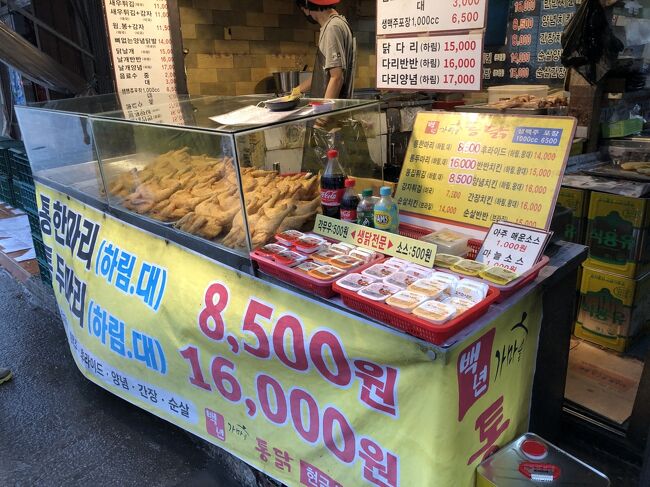 釜山旅行で外せない定番グルメの一つ「チキン」<br />韓国ドラマで度々見るチキンを食べるシーンは子供から大人まで幅広く愛されている韓国民のソウルフード・・・いろんなスタイルがあるチェーン店は味にこだわり、お店の雰囲気、サイドメニュー等お店によってさまざまな特徴があります。<br />今回訪れたお店は釜山市内に数店舗あり鶏の専門家のノウハウが詰まったお店【百年大釜の丸鶏】昔の味を復活させて「味よし・お値段よし・品質よし」と地元人に評判のお店です。<br /><br />国内産ブランドハリム鶏肉にスパイスで味付して丸揚げしたもの、一羽一羽丁寧に下処理されいるので、もも肉・むね肉・手羽先・ささ身等一羽丸ごと美味しく味わえます。<br />美味しさの秘訣は規定量の鶏を揚げたら油を交換、揚げ油を頻繁に新しい油に変えるのでいつでも揚げたてフレッシュなフライドチキン。軽く塩を付けて食べるスタイル、お店の雰囲気は活気があり庶民的で懐かしい感じがしました。<br />探せばあるんだな～断然好みのお店<br /><br />