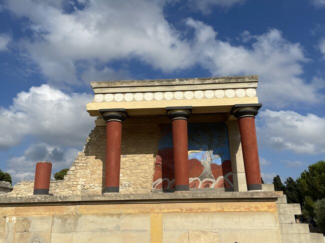 7日目<br />０７：００／クレタ島入港<br />ヨーロッパ最古の文明発祥地をお楽しみください<br />イラクリオン観光（３時間）（◎クノッソス宮殿）<br /><br />■クノッソス宮殿■<br />ギリシアのクレタ島にある青銅器時代最大の遺跡。ミノア文明下で、儀式や政治の中心であったと考えられている。紀元前１２００年頃からギリシア本土のミケーネ文明による侵略を受けて急激に衰退したが、致命的な破壊をもたらしたのはその後のサントリーニ島の噴火であるとも考えられている。１９００年にイギリスの考古学者サー・アーサー・エヴァンズによって発掘された。<br /><br />１１：３０／クレタ島出港<br />サントリーニ島へ<br /><br />１６：３０／サントリーニ島入港<br />着後、ホテルへ（約７Ｋｍ、約１５分）<br /><br />１８：００／ホテル着<br />チェックイン後、イアへ（約１５Ｋｍ、約３０分）<br /><br />イアの夕陽を望む絶景レストランにて　夕食<br /><br />夕食後、ホテルへ（約１５Ｋｍ、約３０分))<br />