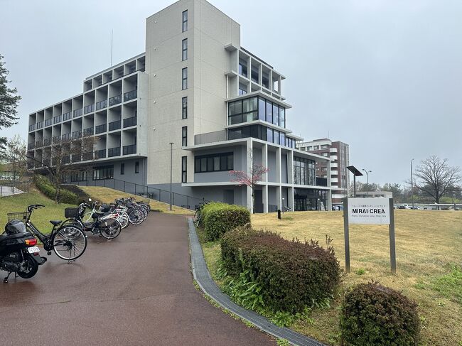 大学卒業後6年ぶりに西条の町散策。<br />6年経つと新しい建物が経ったりしていて、街の変化を見るのが楽しい。<br />久々に我馬ラーメンも食べて、濃厚で少し辛味あっておいしかった。<br /><br />ホテルは広島ワシントンホテルで、<br />お好み焼きが美味しい。ソースはオタフクソースで広島感。<br />ビュッフェがいろんな料理があり、広島にちなんだものもありました。<br /><br />宮島では厳島神社は行きましたが、<br />弥山方面はいったことなかったので行きました。<br />ロープウェイはあるし、30分程度の登山道で、<br />道も舗装されており、観光気分の軽い運動になるし良かった。<br />展望台からは瀬戸内の海や広島の市街地を見渡せます。<br /><br />呉はてつのくじらが無料の施設のわりに、<br />展示内容が充実していて、潜水艦の内部の様子も見ることができるので満足。<br />カレーの川柳が面白かった。<br />自衛隊とか軍とかはカレーの話が多い