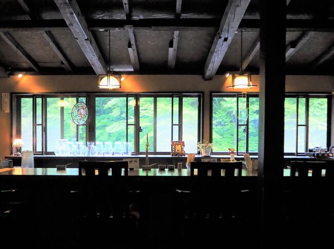 娘が推しのライブで遠征するというので、私もどこか温泉にでも行っちゃおうかなぁと思っていたところ、JTBからポイントのプレゼントが!安い素泊まりプランを見つけたので、四万温泉へ出かけてきました。<br /><br />四万温泉といえば、奥四万湖の四万ブルー!<br />見に行きたかったけど、梅雨時で天気が悪いので諦めて、甌穴でちょこっと四万ブルーを見て、カフェと積善館へ行ったくらいで後は宿でのんびり。夕食はグルメバーガーをテイクアウト。これも美味くて♪宿の温泉も貸し切り状態で楽しめて、大満足の初・四万温泉でした。あー、また行きたい!笑<br /><br />よろしければご覧ください~!<br />