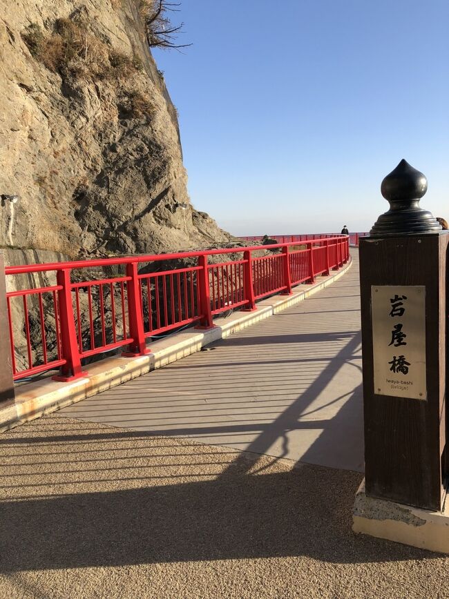 子供の頃からよく遊びに行っていた江ノ島。<br />江島神社までは知ってるけど島内散策は初。<br />最終目的地の江の島岩屋まではアップダウンが激しく、折り返し地点よりもずっと前でバテてしまいました。<br />バリアフリーとは無縁のエリア。<br />まさかこんなにハードだったとは…！！<br />正直、神社まででも疲れた～。<br />いくつか見どころがあり、そのうちの何ヶ所かは興味深くて面白かったけど二度と行きたくないなぁ。<br />島の麓のお土産屋さんや料理屋さんや海だけで十分楽しいです。<br /><br />江島神社は日本三大弁天のひとつなので、御朱印が欲しい人は行ってみてください。<br />私は日本三大弁天のうち、ここと宮島には行っているので残すは近江の竹生島のみ。<br />いつ行けるんだろうな～。<br />滋賀県には空港がない事もあって一度も行ったことがありません。<br />いつか行けたらいいな！<br />