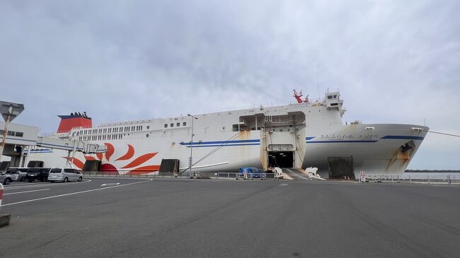 はじめてフェリーを利用して、北海道に約2週間滞在してあちこち見て回ることにしました。<br />今まで北海道へは飛行機で行って、現地ではレンタカーを活用していました。<br />事前にホテルや航空券を予約するため、旅行の時に雨になってしまうことが、何度もありました。<br />それもあって今回は2週間ほどの滞在となるので、お天気に合わせて観光地を選びながら、行動しようと計画しました。<br />車はフェリー活用で自家用車、列車は北海道フリーパス利用、滞在先はマンスリーの賃貸で旭川を拠点にしてビジネスホテル(全国支援活用)も少し利用することにしました。<br />北海道の夏を暮らすように過ごしたい、というのが今回の旅のコンセプトです。<br /><br />交通費は<br />北海道フリーパス活用路線　フリーパス価格  27430円です。<br />もしこれを普通にその都度乗車していたら、<br />旭川から網走　8030円<br />網走から知床斜里　970円<br />知床斜里から釧路　3190円<br />釧路から根室　往復　2860×2=5720円<br />釧路から札幌経由で旭川　12940円<br />旭川から札幌経由で小樽　往復　5460×2=10920円<br />旭川から札幌経由で大沼公園　往復　11950×2=23900円<br />指定席　530×6=3180円<br />合計　68800円かかるところですが、27430円で済みました。<br />ガソリン代　約17500円<br />高速代　2810円<br />フェリー代　118300円 (往きは窓あり、帰りは窓なし利用)<br /><br />宿泊費　(2人分)<br />マンスリー　117040円<br />ホテル代　41600円<br /><br />旅先は旭川を拠点にして、到着翌日から観光しました。<br /> 1日目　稚内<br /> 2日目　美瑛　富良野<br /> 3日目　網走、知床　(知床に宿泊)<br /> 4日目　知床　清里　釧路　(釧路に宿泊)<br /> 5日目　釧路　根室　(釧路に宿泊)<br /> 6日目　釧路　札幌　<br /> 7日目　小樽<br /> 8日目　大沼公園<br /> 9日目　芦別<br />10日目   トマム　帯広<br />11日目　紋別　北見<br />12日目　層雲峡　旭岳<br />13日目　旭川<br /><br /><br /><br /><br />