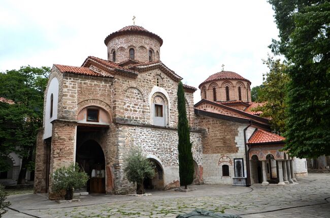 ブルガリア語で Бачковски манастир  Успение Богородично<br />英語でBachkovski monastery<br />バチコヴォ修道院はプロヴディフから南へ29km、アセノフグラッドから南へ11kmの山腹にある修道院。<br />ブルガリアではリラ修道院に次ぐ規模だそうですがスモリアンへの街道沿いに位置しているのでミニバスが一時間毎に一本ありプロヴディフから４０分で訪れることができます。<br /><br />