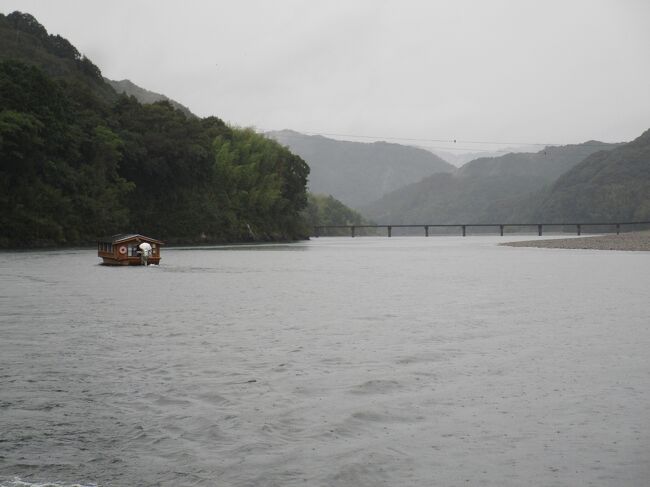 冒頭の写真は四万十川の高瀬沈下橋と屋形船です。<br /><br />高知県の絶景スポットをめぐる じっくり高知・四万十の旅 5日間   <br />四万十市は四万十川の下流・河口域：カヌーやサイクリングの聖地となっているエリア<br />四万十町は四万十川の中流域：海洋堂のホビー館、温泉、沈下橋など<br /><br />四万十市<br />小京都散策コース：街中散策。一條神社をはじめ、郷土博物館などを巡るコース<br />一條神社：中村御所跡の一部の小森山山頂にあった一條家御廟所跡に、土佐一條氏の遺徳を偲ぶ有志によって建立<br />不破八幡宮：不破八幡宮は、今より５２０年前一條公が応仁の乱を機に荘園経営のため中村に開府のとき、幡多の総鎮守として又一條家守護神として山城国石清水八幡宮を勧請したものであり正八幡、広幡八幡といわれます。<br />四万十市郷土博物館：山内一豊の弟、康豊の居城であった中村城跡（別名為松城）にある城の形をした博物館<br />四万十川学遊館：四万十市トンボ自然公園にあるトンボと魚の自然史博物館<br /><br /><br />見学場所<br />海洋堂ホビー館：歴史が詰まったフィギアとコレクションの展示<br />四万十川：日本最後の清流を遊覧<br />四万十川屋形船：四万十料理の弁当昼食<br />佐田の沈下橋<br />天狗高原：標高1400mの天空の四国カルスト・白い石灰石と緑の草原のコントラスト<br />農家レストランくさぶき：くさぶき民家を移築したレストラン<br />梼原：建築家・隈研吾氏が設計した雲の上の図書館などの建築見学<br />観音岩：航行する船を照らしたとの伝承が残る神聖な岩<br />柏島：晴天の時は透き通る海の美しさが見れます<br />竜串<br />足摺海洋館「SATOUMI」<br />足摺岬<br />足摺黒潮市場<br />ジョン万次郎像<br />金剛福寺（第三十八番札所）<br />一条神社<br />不破八幡宮<br />四万十市郷土博物館<br />ひろめ市場<br />高知城（高知公園、追手門、観光案内所、歴史博物館、懐徳館、花回廊、高知城前停留所）：南海の名城、エレベーター無し<br />高知城：瓦や壁の色が鷹の羽の色に似ているとして、鷹城とも呼ばれる。<br />江戸時代に築かれた天守が残る現存天守十二城の一つで、本丸御殿や追手門等が現存し、城跡は国の史跡に指定されている。<br />日本100名城に選定されている。<br />天守入場時は靴を脱いで入る。エレベーター無し<br /><br />新ロイヤルホテル四万十:土佐の小京都・四万十川にあり、繁華街にも四万十川にも近いシティホテル。建築年月：1997年09月<br />住所	〒787-0029 高知県四万十市中村小姓町２６番地<br />電話	0880-35-1000<br />土佐くろしお鉄道『中村駅』下車、車で約10分、徒歩20分<br />清流、四万十川のほとりに位置する、本格的シティホテル「新ロイヤルホテル四万十」<br />四万十川まで徒歩約5分。４階には大浴場温泉：新安並温泉(加温・循環ろ過)大浴場のみ温泉で、時間帯により男性・女性の入替<br />総部屋数：116室　洋室（シングル67室15～16m2、ツイン47室24～25m2）または和室、バス付き、トイレ付き<br />24.3m２/1人～3人バス・トイレ、洗浄機付トイレ、湯沸かしポット、お茶セット、冷蔵庫、テレビ衛星放送（無料）<br />チャペル、神前式結婚式会場、モンベルショップ有り<br />◇日本最後の清流といわれる四万十川まで徒歩約8分<br />◇繁華街の中心に立地しているため、観光やビジネスに最適<br />◇フランス料理・日本料理による四万十川の四季の素材を活かした料理<br />◇各部屋ユニットバスのほかに新安並温泉源泉の大浴場有り<br />