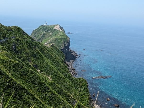 ベストシーズンの北海道でニセコに滞在しながら神威岬をはじめとする積丹半島をレンタカーで回りました。新千歳空港から2時間半ほどで積丹、そこから1時間半程度でニセコに到着しますのでほぼ1日運転でしたが絶景続きで快適なドライブが楽しめます。天候に恵まれ最高の体験でした。積丹ブルーの透明度は日本一美しいです