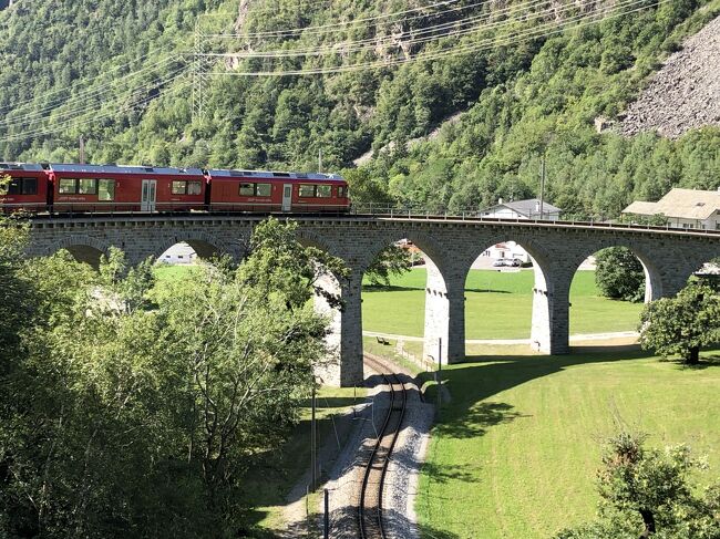 HIS「憧れのスイス・4大名峰8日間」の旅の記録です。<br /><br />「ベルニナ・エクスプレス」<br />サン・モリッツとイタリア領ティラーノを結ぶ区間は、その景観美から世界遺産に登録されています。ベルニナ線を走るパノラマ列車です。サン・モリッツを出発すると雄大なモルテラッチ氷河やカラマツの美しい森や滝、4000ｍ級の名峰がつらなるベルニナアルプスなど、雄大なスイスアルプスの山岳風景が広がります。アルプ・グリュムから何度もカーブを繰り返し、ゆっくりと標高を下げイタリアポスキアーヴォ湖を抜けると、有名な360℃ループのブルージ橋を越え、国境のカンポコローニョ駅をぬけると終点ティラーノに到着。<br /><br />「箱根登山鉄道はベルニナ線をモデルにして作った」<br />1910年開通したベルニナ鉄道は、一般的レールを使った「粘着式鉄道」で走る登山電車です。最大勾配70パーミル（1000ｍ進むと7ｍ）登るのに、ラック式レールを使わずに走行していることに成功した鉄道です。じつは箱根登山鉄道と姉妹提携を結んでいます。というのも、1900年代に前半に箱根登山鉄道の技師が視察のためにベルニナ線を訪れ、この訪問がきっかけでこのベルニナ線をモデルに大正８年（1919）箱根登山鉄道が建設されたそうです。箱根登山鉄道の場合は途中にスィッチバックという方式をとっています。<br /><br />－－－－スケジュールーーーー<br />1日目<br />10:45　成田発　スイスインターナショナルエアラインズ<br />18:10　チューリッヒ着<br />　　　　バスでサンモリッツのホテルへ<br /><br />2日目　<br />08:30　ベルニナ特急に乗車サンモリッツからイタリアのティラノへ<br />11:00　ティラノからバスでベルニァディアボレッザ展望台<br />15:00　サンモリッツへ戻りケーブルカーとロープウェイを乗り継いで<br />　　　　「コルヴィリア」展望台<br />18:00　ホテル着