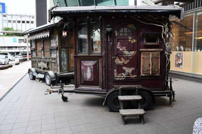 金沢は、駅周辺はお店も少ないので、繁華街としては近江町一帯が繁華です。近江町市場は市民の台所も兼ねて、海産物のお店などが軒を連ねています。現代的な商業施設よりも、路地に密集している商店街の方が魅力があるように思います。<br /><br /><br /><br />