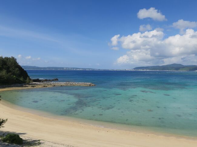 リゾートでゆったり過ごそうと夏休みに沖縄に行きました。<br />青い海を眺める、ビーチを歩く、沈む夕日を眺める、夜は星空を見上げるetc...<br />日頃はなかなかできない非日常を味わうべく予定を立てないで出かけました。<br /><br />部瀬名のザ・テラスクラブアットブセナに5連泊してタラソプール三昧♪<br />沖縄そばの美味しいお店を新しく開拓して大満足^^<br />昨年行き損ねた「海の家」、「福寿し」のリベンジを果たし、<br />偶然雑誌で見た秘境のようなギーザバンタ（慶座絶壁）の絶景を<br />実際に眺めて、最後に大好きな奥武島でグラスボートに乗って<br />パッションフルーツと島らっきょうを買って帰宅した備忘録です。<br /><br /><br />表紙写真:部屋のバルコニーからの眺め<br /><br /><br />＜日程＞<br />7月 7日　 羽田（09:30)ー那覇(12:10)　ANA995便<br />　　　　　レンタカーでザ・テラスクラブ アット ブセナ <br />7月 8日　 タラソプール、中山コーヒー園<br />7月９日　 タラソプール、果報バンタ、宮城島　　 　　　　　　　　<br />7月10日　タラソプール、本部、今帰仁城跡<br />7月11日　タラソプール、エステ<br />7月12日　ホテルチェックアウト<br />　　　　　ギーザバンタ、奥武島<br />　　　　　那覇(18:05)－羽田(20:35)　ANA474便