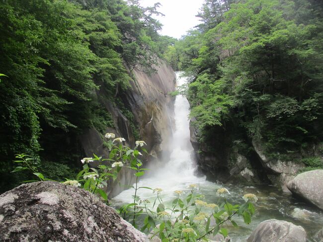 　旅の最終は昇仙峡観光です。ツアーバスは良く走りました。四日間。松本から魚津の金太郎温泉。一泊して富山に向かい、飛騨高山から「安房峠」を超えて、また松本へ、そして、下部温泉で三泊目。昇仙峡を観光して、JR甲府駅。バスの全走行距離は６８５キロメートル。ドライバーさん・お疲れ様でした。　