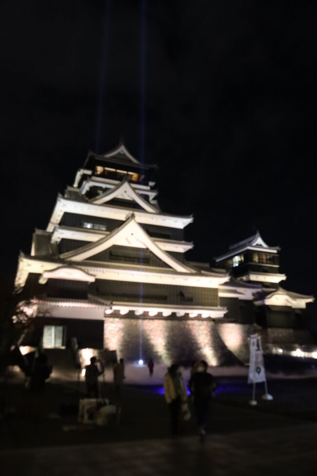 熊本城は、夜にライトアップされるんです！